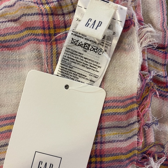 Gap brand women’s scarf. New with tags. 80% modal 20% merino wool. - Picture 3 of 6